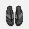 ezra_fabric_thong_sandals_1.webp Ezra Fabric Thong Sandals<PEDRO Online